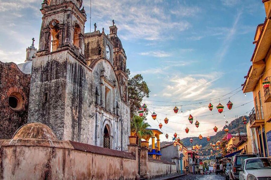 The-magical-town-od-Tepoztlan-Mexico-as-seen-on-a-sunny-day